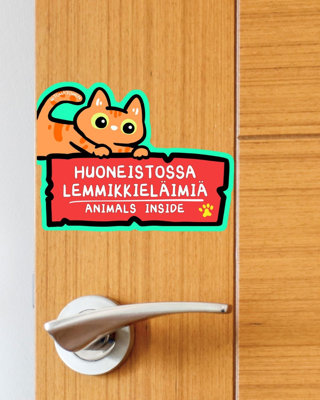 Animals inside vinyl waterproof sticker: orange cat (Huoneistossa lemmikkieläimiä tarra)