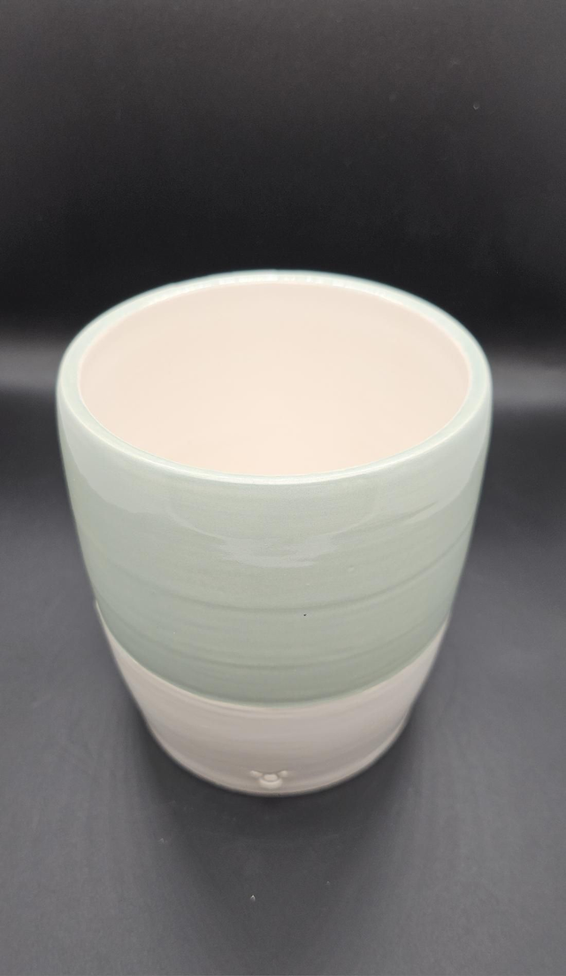 Vert sauge et blanc vase en faïence 