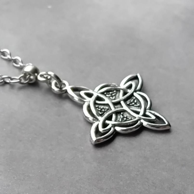Patterned Witch's Knot Necklace