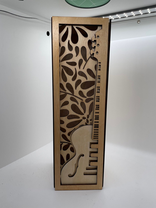 Boîte en bois guitare pour bouteille de vin rouge.