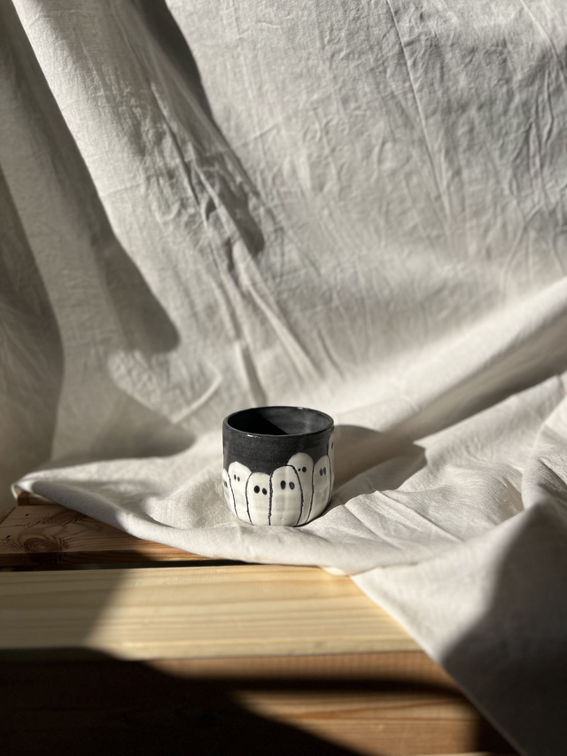 Handgefertigte Keramiktasse mit Geistermotiv