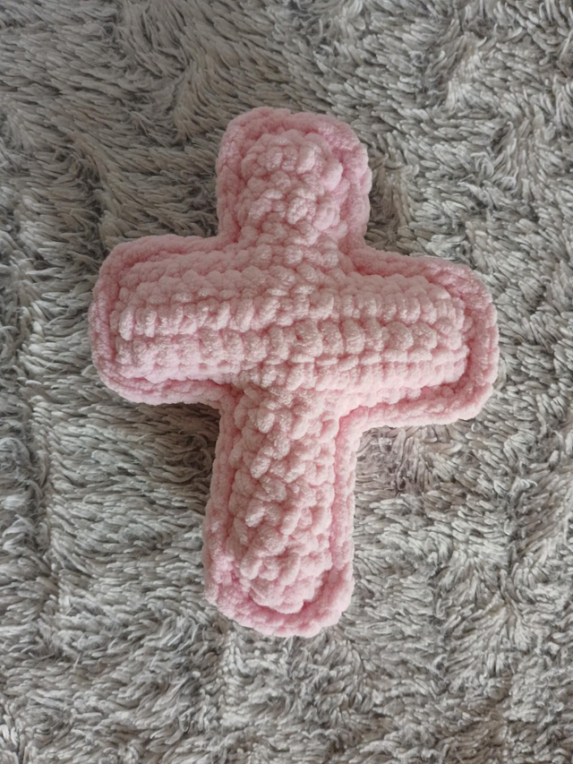 Croix en peluche rose au crochet – Fait main 🧶✨
