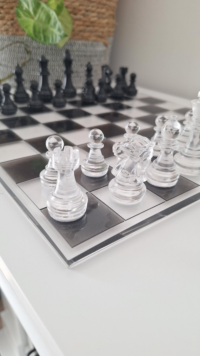 Échiquier noir et transparent 