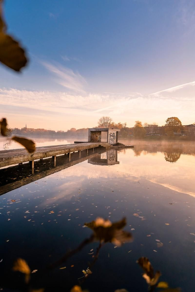Pier am Aasee im Nebel