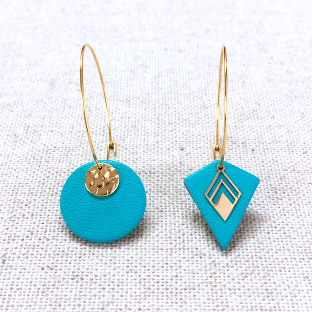 Boucles d’oreilles « Schalkhaft » asymétriques, dorées, cuir bleu turquoise vif 