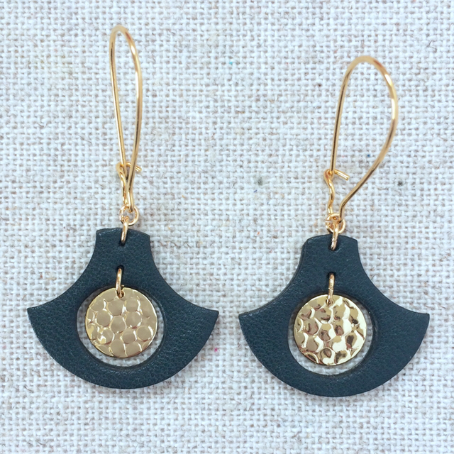 Boucles d’oreilles « Fioritura » dorées, cuir vert sombre