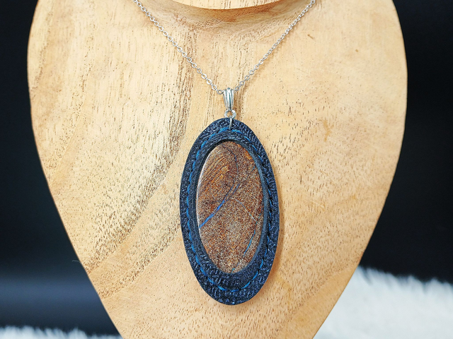 Histria, pendentif en opale boulder et cuir