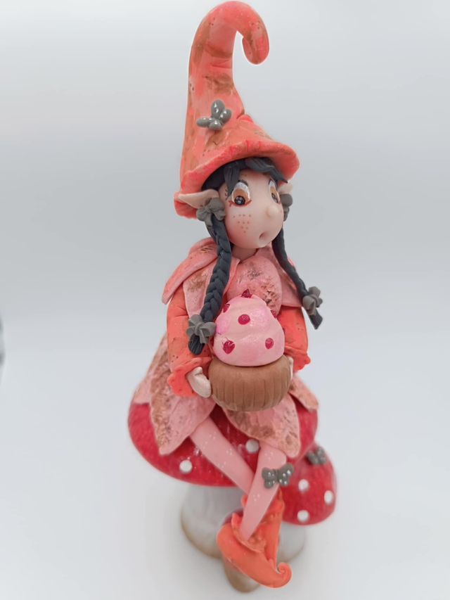 Elfe fille gourmande en porcelaine froide