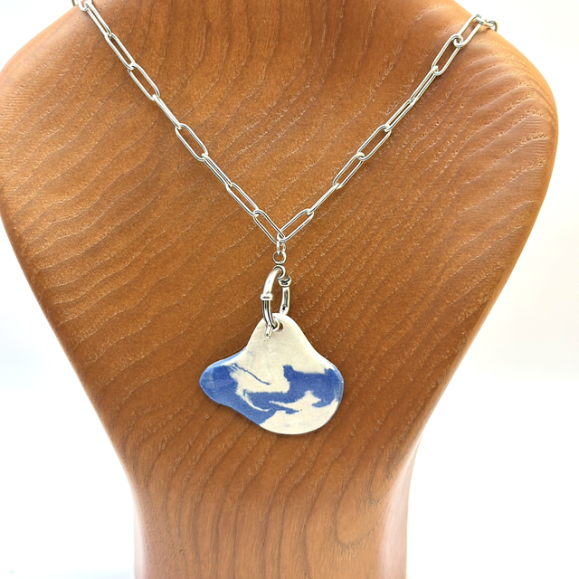 Collier pendentif en céramique marbrée bleu et blanc – Chaîne en acier inoxydable