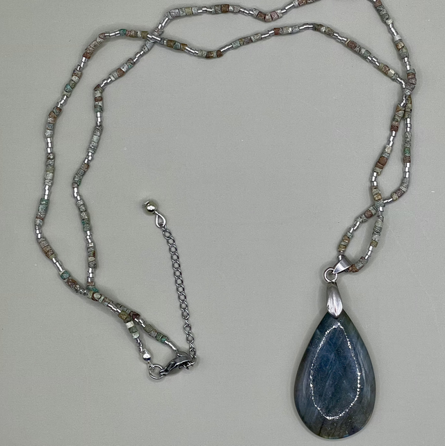 C63 - Collier pendentif labradorite