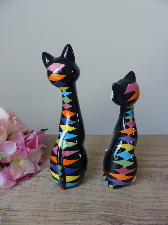 Ensemble deux chats heureux en céramique - Sculptures modernes peintes main – Chats colorés et romantiques - Décoration originale maison