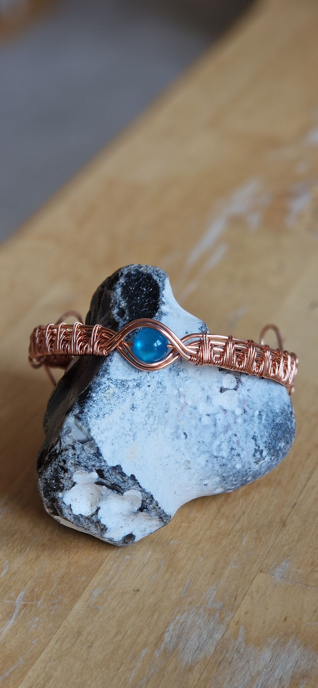 Kupferarmband mit blauer Polarisperle      Armreifen