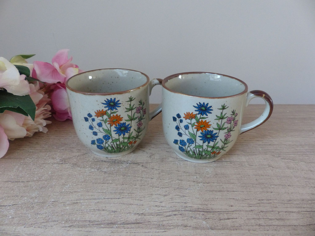 Ensemble de Deux Mugs en Grès Moucheté – Fleurs Sauvages – Style Bohème Rétro – Cadeau Cocooning pour Couple – Déco Maison de Campagne