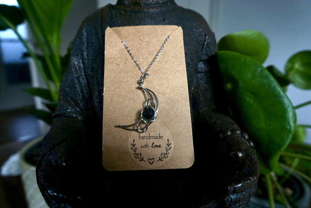 Mondanhänger mit Lavastein & Edelstahl Kette