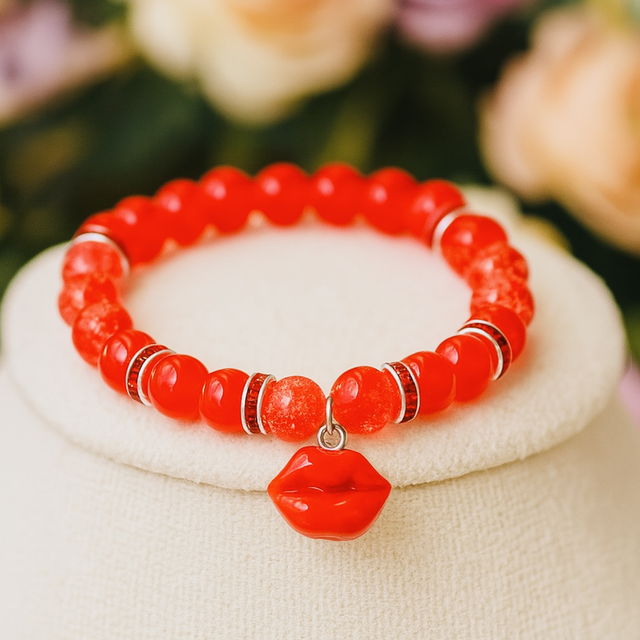 Rode Kralenarmband met Lippenbedel – Kiss of Fire | Handgemaakt Sieraad