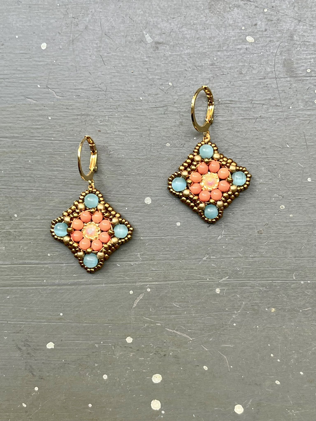 Boucles d'oreille en perles carrées bleu ciel et rose corail