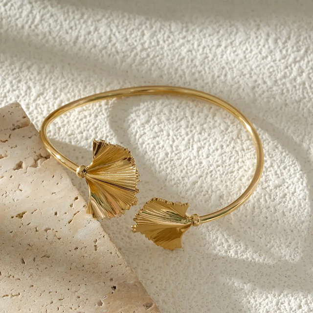 Bracelet Jonc Fin Ouvert Doré Feuilles Ginkgo Sculptées