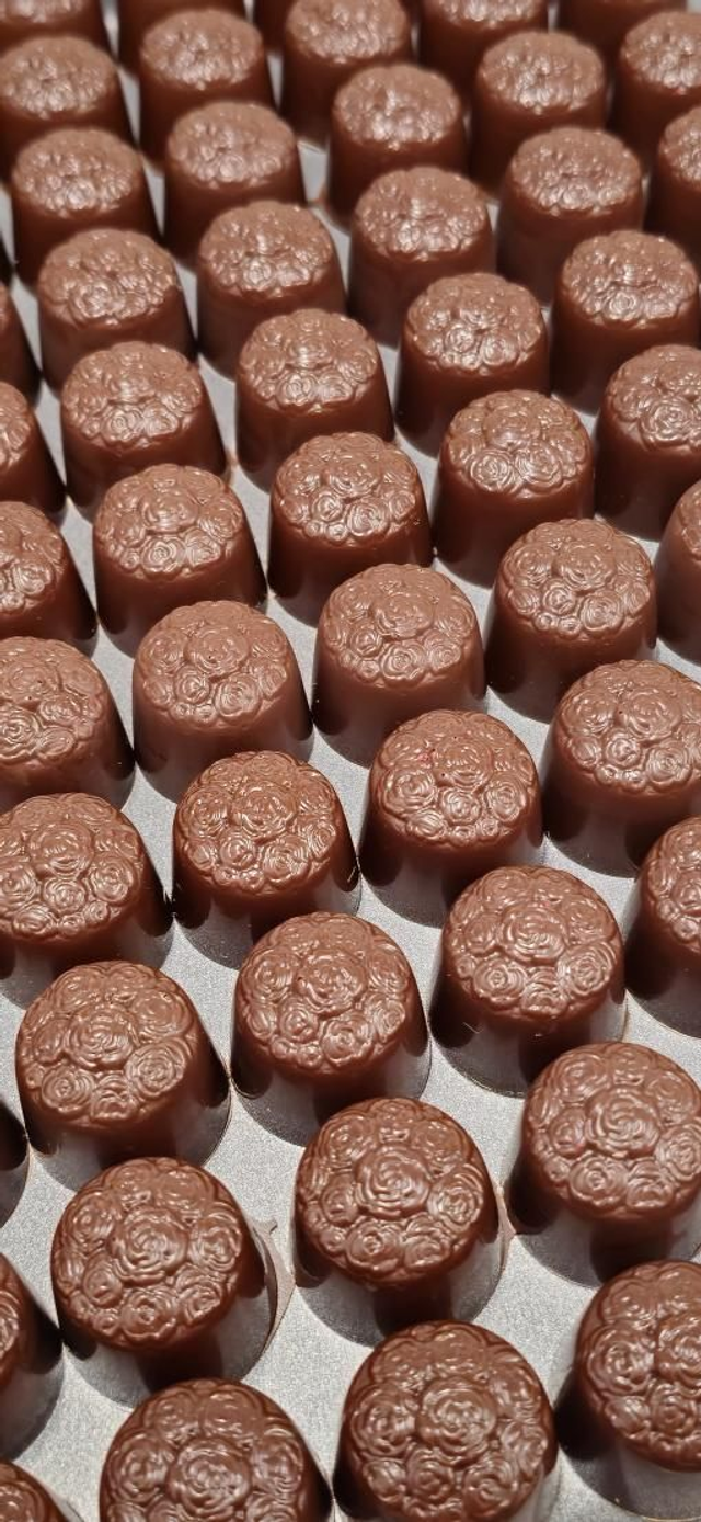 Dark chocolate bonbon with Blackcurrant puree 