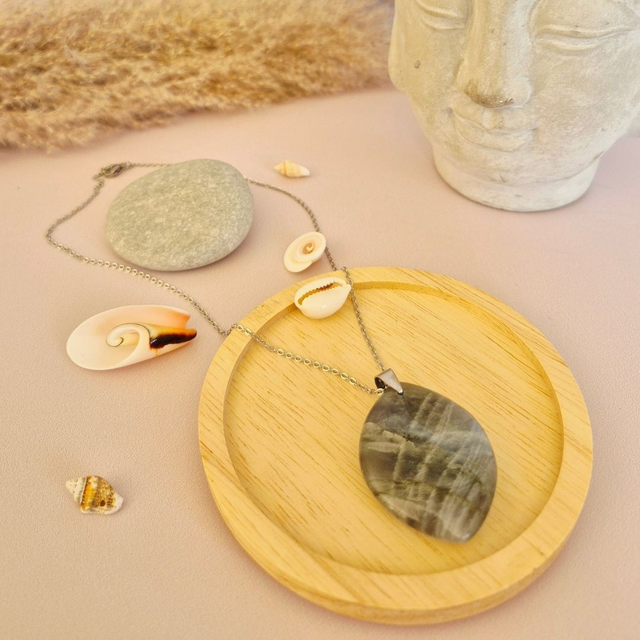 Collier AURORA – Labradorite violette AA+ de Madagascar (40 mm)