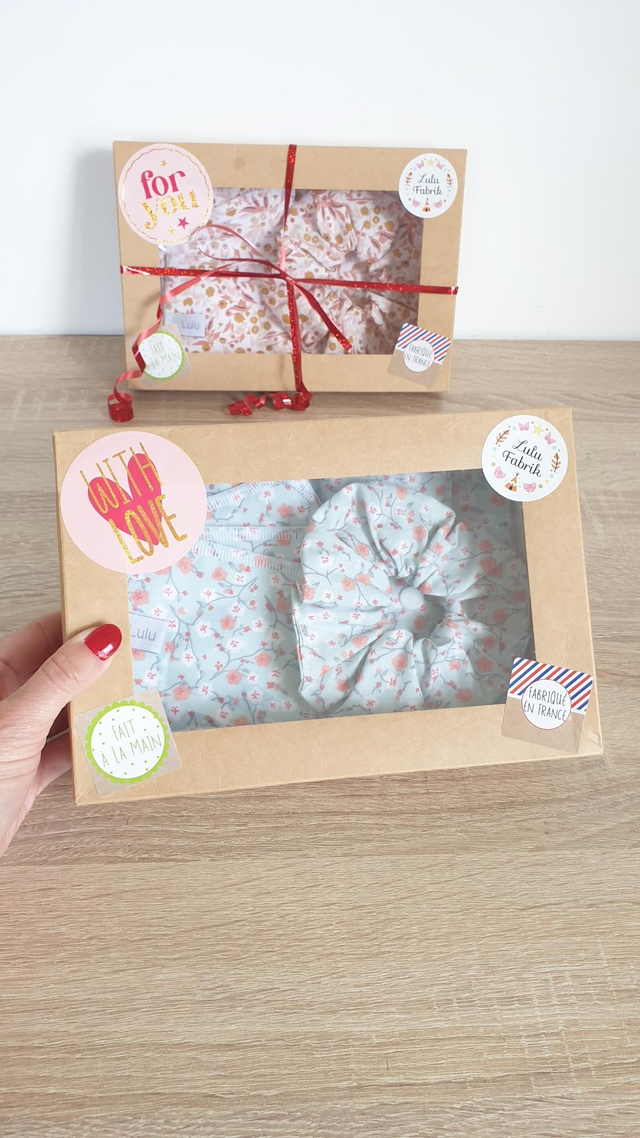 Coffret boîte rectangle 4 cotons + 1 serviette visage + 1 chouchou + 1 pochette imperméable bleu