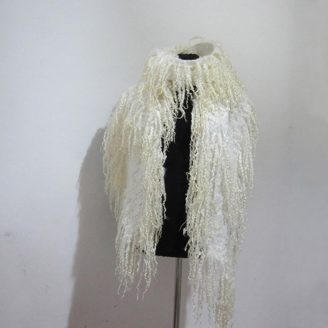 Sciarpa bianca infeltrita di lana lunga