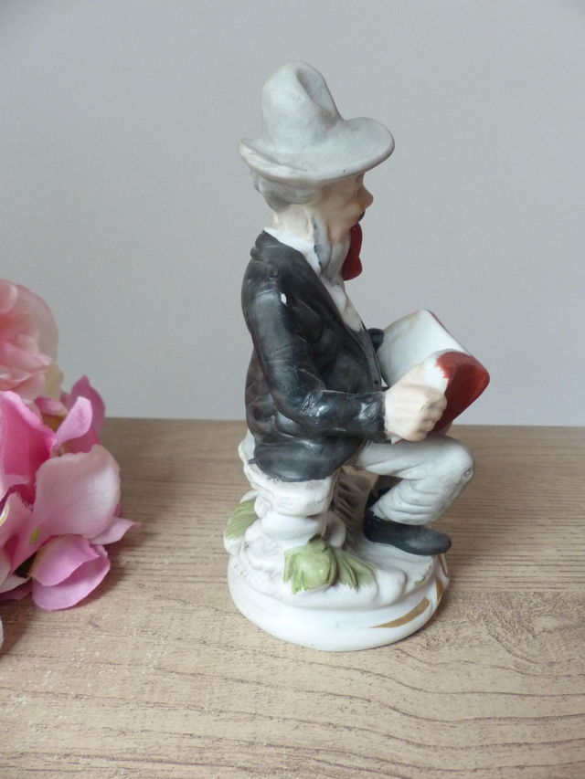 Figurine viel homme assis sur un banc de parc, homme avec chapeau et fumant une pipe, statuette biscuit d'homme avec livre, Taïwan Vintage