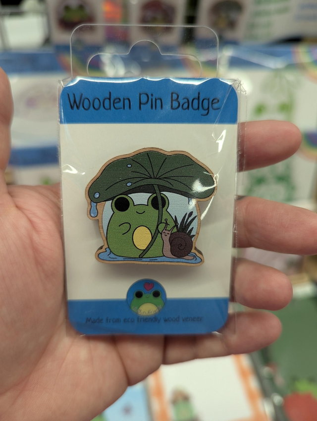 Leaf umbrella frog wooden pin badge