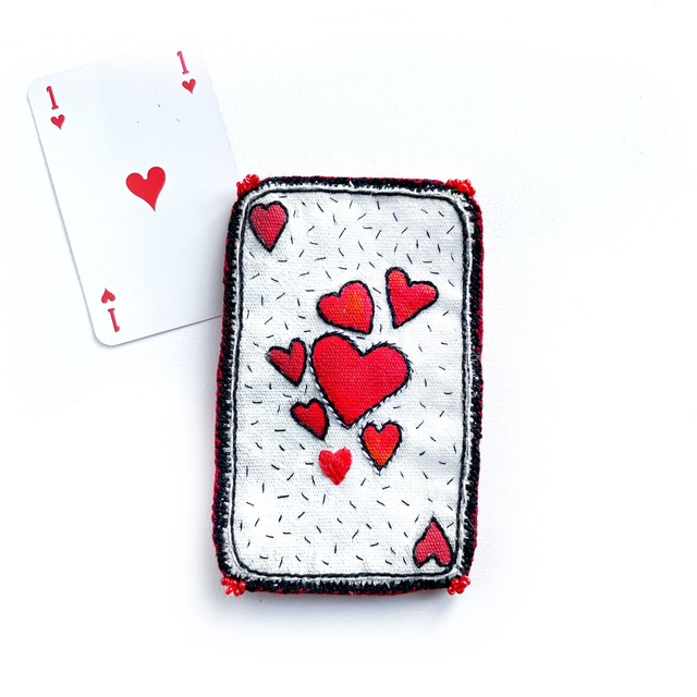 As de cœur original peint et brodé de fils et de perles