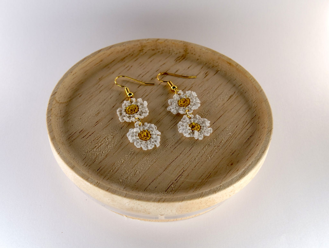 Boucles d&#039;oreilles dorées - Double pâquerettes