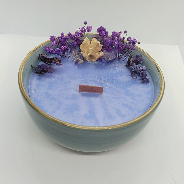 Bougie artisanale éclatante aux fleurs séchées – Tons violet, envoûtant et ambiance relaxante - cire naturelle de soja- durée de combustion 20 Heures