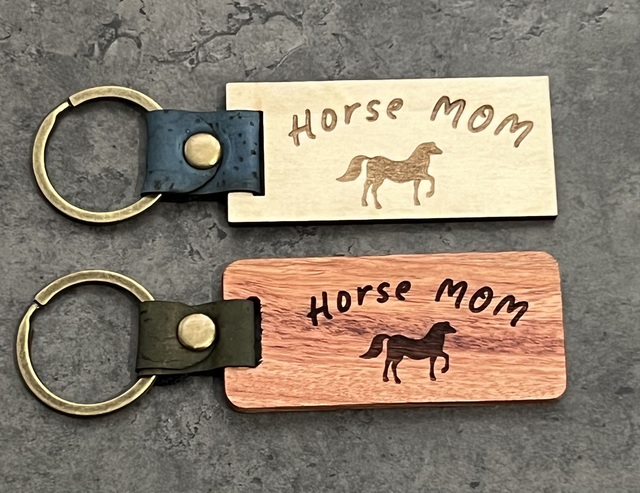 Porte clé en bois et liège « Horse mum »