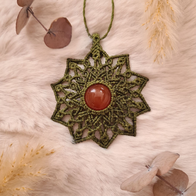 Collier mandala en micro macramé avec une cornaline