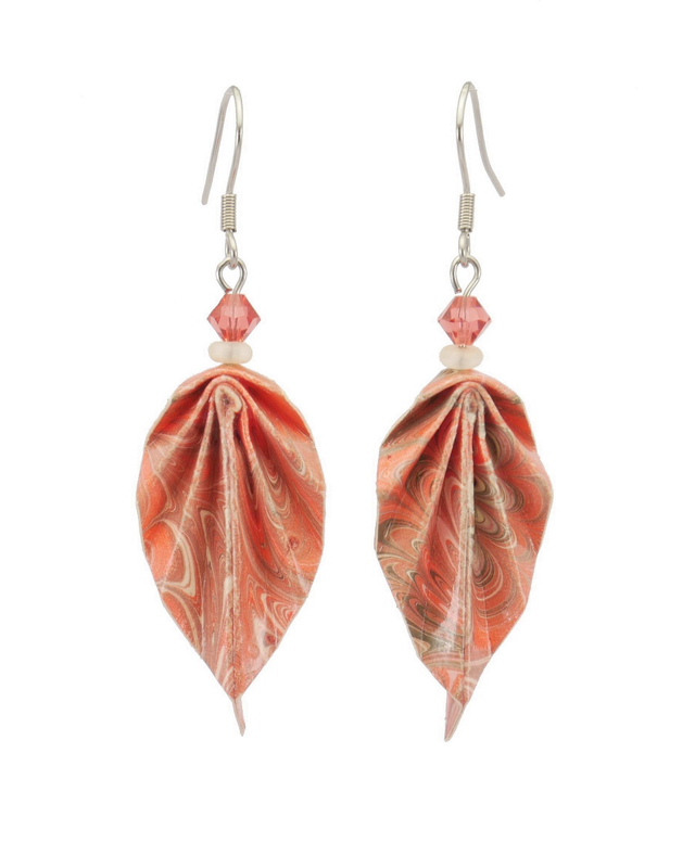 Boucles d’oreilles « Foriana » argentées, feuille en origami, papier italien tons saumon