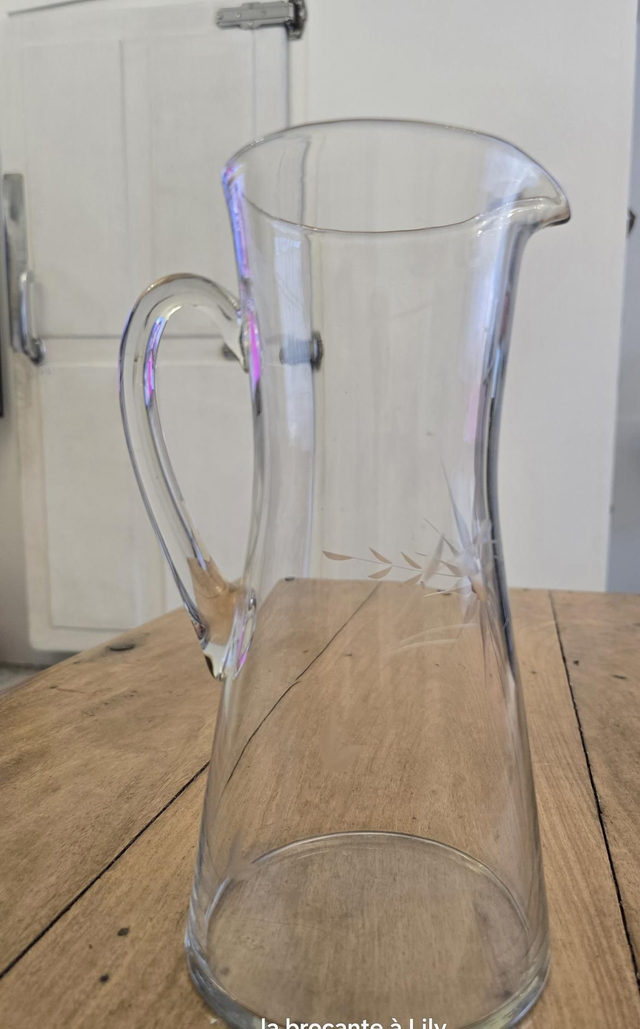 Cruche en verre ciselé 