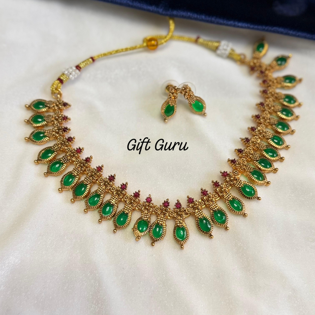 Green stone short necklace 