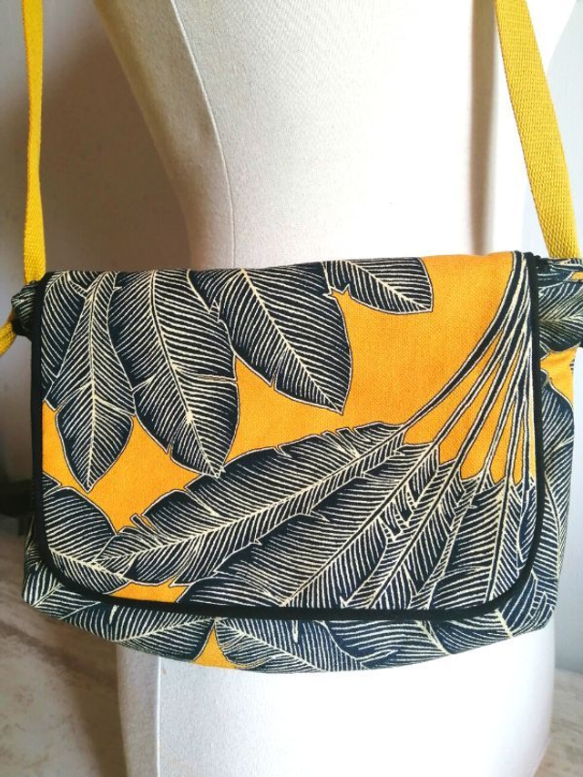 Sac upcyclé l'arbre du voyageur et ses accessoires