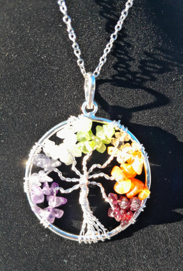 Pendentif Arbre de vie 7 chakras avec une chaine 