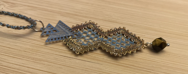 Pendentif résille brun