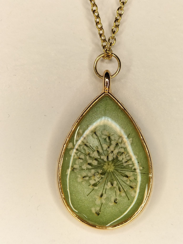 Pendentif goutte vert clair et fleur séchée