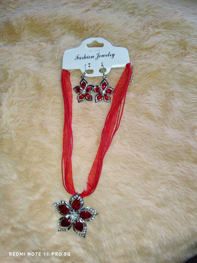 Parure fleur rouge – Collier ruban &amp; boucles d’oreilles assorties