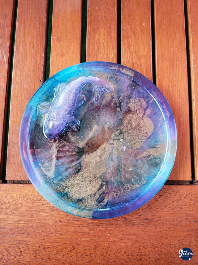 Petit vide-poche/porte-savon carpe koi bleue et fond coloré