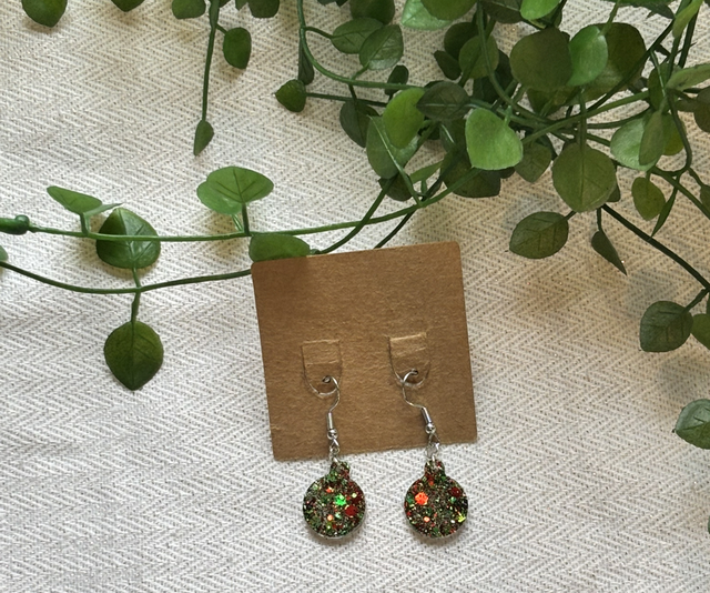 Boucles d’oreilles résine boule de Noël argentées vertes et rouges 