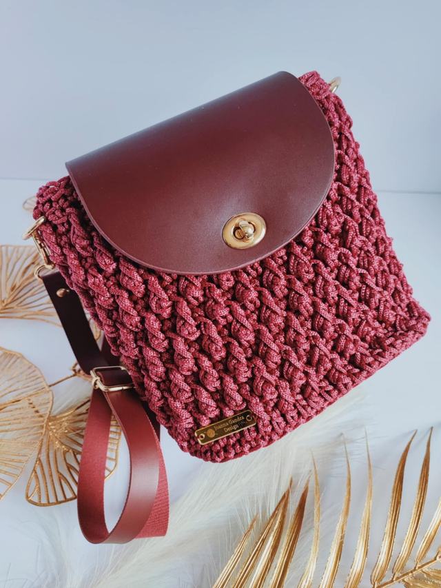 Sac Nina – Sac bandoulière en crochet bordeaux avec cuir et détails dorés – Fait main