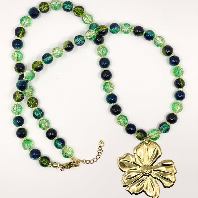 C04 - Collier perles verres tons vert pendentif fleur