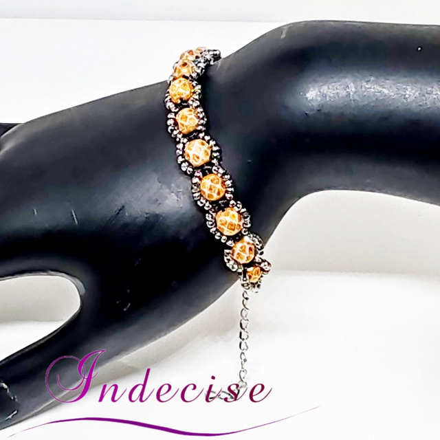 Bracelet perles de verre ocre et perles argent, fermoir acier - Création Indecise