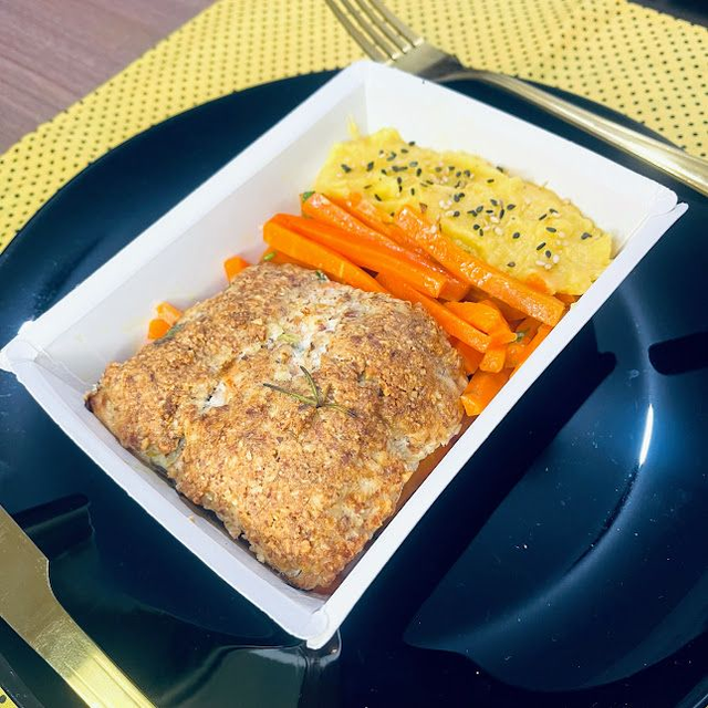 Filé de Salmão c/ crosta de amêndoas + Cenoura a Julienne + Purê de banana da terra 270g