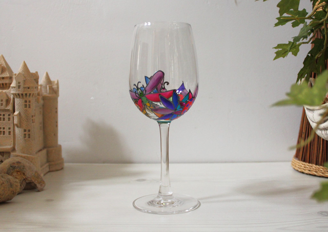 Joli verre à vin en cristal peint à la main sur le thème des insectes libellules coccinelles et bourdons 
