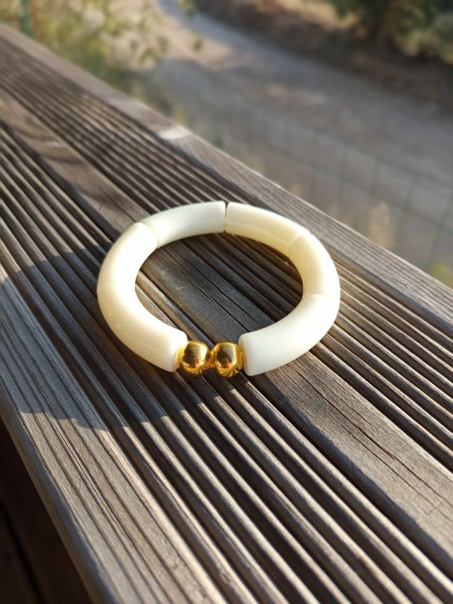 Bracelet perles tubes incurvées acryliques unies Khazaana Ecru