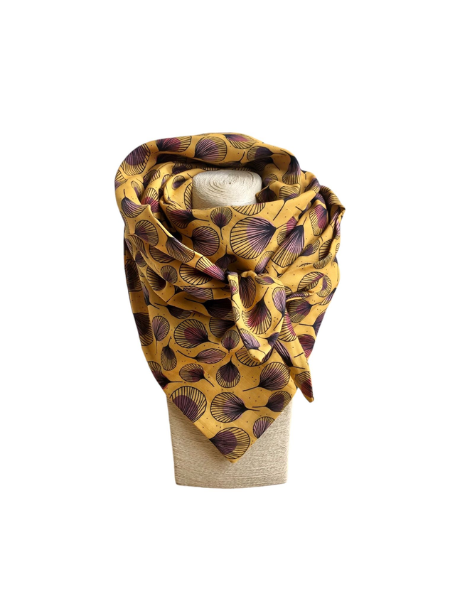 Foulard triangle - plumes rouges fond jaune