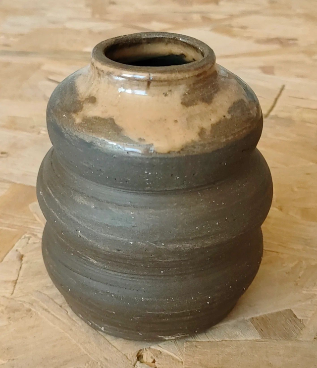 Vase ondulé en grès émaillé – Pièce unique faite main